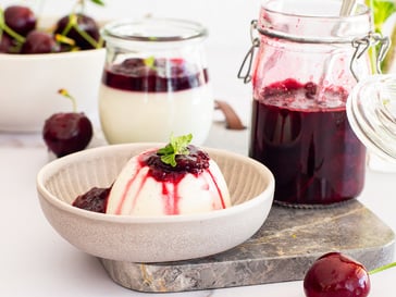 Kokos-Panna Cotta mit Gewürzkirschen