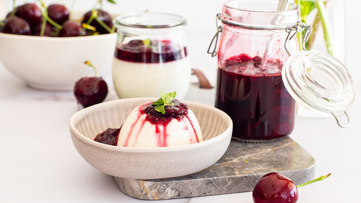 Panna cotta al cocco con ciliegie speziate