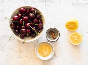 Panna cotta al cocco con ciliegie speziate