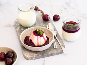 Panna cotta al cocco con ciliegie speziate