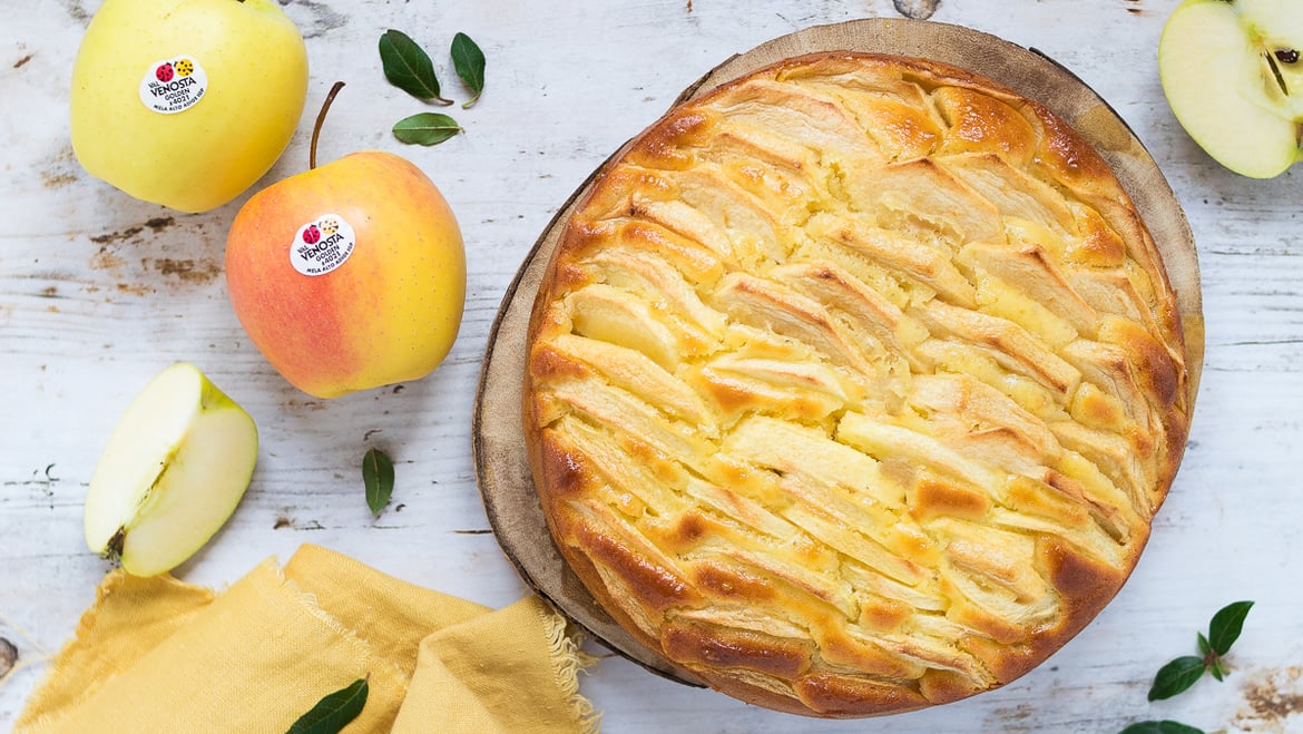 Golden Delicious-Apfelkuchen mit Robiolakäse und Rosinen