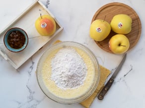 Golden Delicious-Apfelkuchen mit Robiolakäse und Rosinen