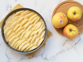 Tarta de manzana Golden Delicious, queso robiola y pasas sultanas