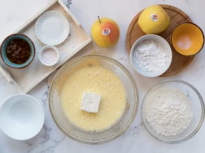 Golden Delicious-Apfelkuchen mit Robiolakäse und Rosinen