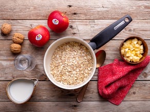 Porridge con mele Gala, noci e miele