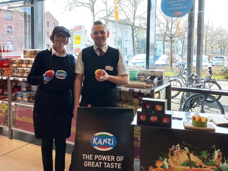 VIP-Apfelbauern präsentieren den Bio-Kanzi® in Tegut-Geschäften