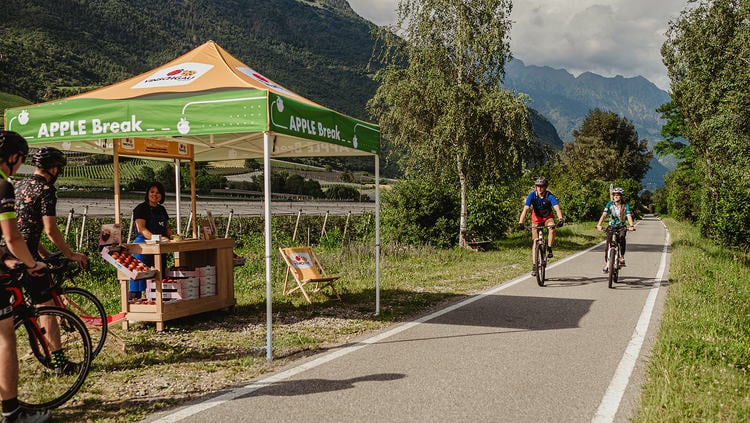 Uno stand di mele itinerante, lungo la pista ciclabile