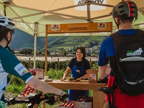 Una sosta di piacere con le nostre mele lungo la ciclabile della Val Venosta