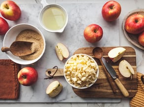 Marbled Charlotte cake with Pinova apples and chocolate