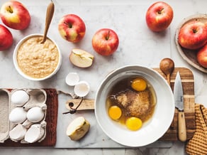 Marbled Charlotte cake with Pinova apples and chocolate