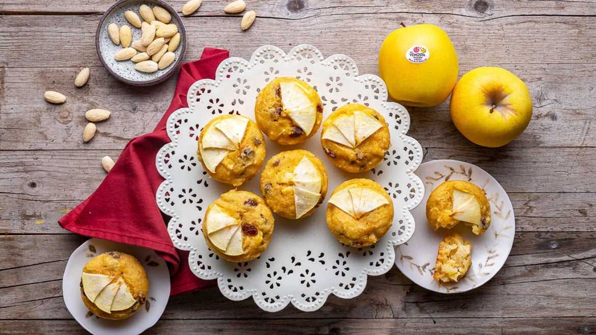Tortine di mele Golden Delicious e polenta con mandorle e uvetta