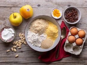Tortine di mele Golden Delicious e polenta con mandorle e uvetta