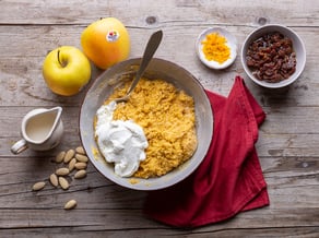 Tortine di mele Golden Delicious e polenta con mandorle e uvetta