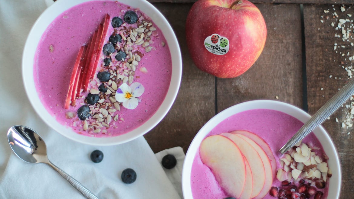 Smoothie Bowl con manzanas Gala ecológicas y remolacha