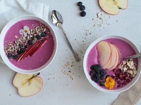 Smoothie Bowl con manzanas Gala ecológicas y remolacha