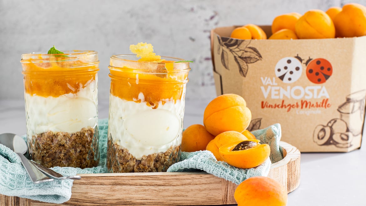 Cheesecake in the glass with “Vinschger Marille” apricots