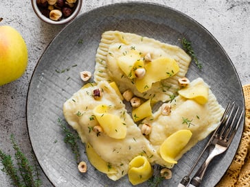 Ravioli di patate ripieni di mele Golden Delicious e formaggio