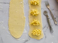 Ravioli di patate ripieni di mele Golden Delicious e formaggio