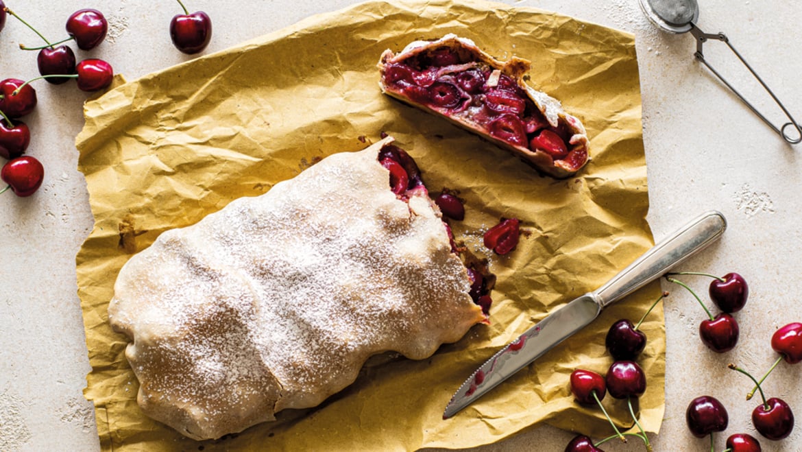 Strudel di ciliegie Val Venosta con pasta tirata al burro