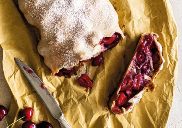 Strudel di ciliegie Val Venosta con pasta tirata al burro