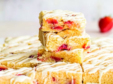Blondies mit weißer Schokolade und Vinschger Berg-Erdbeeren
