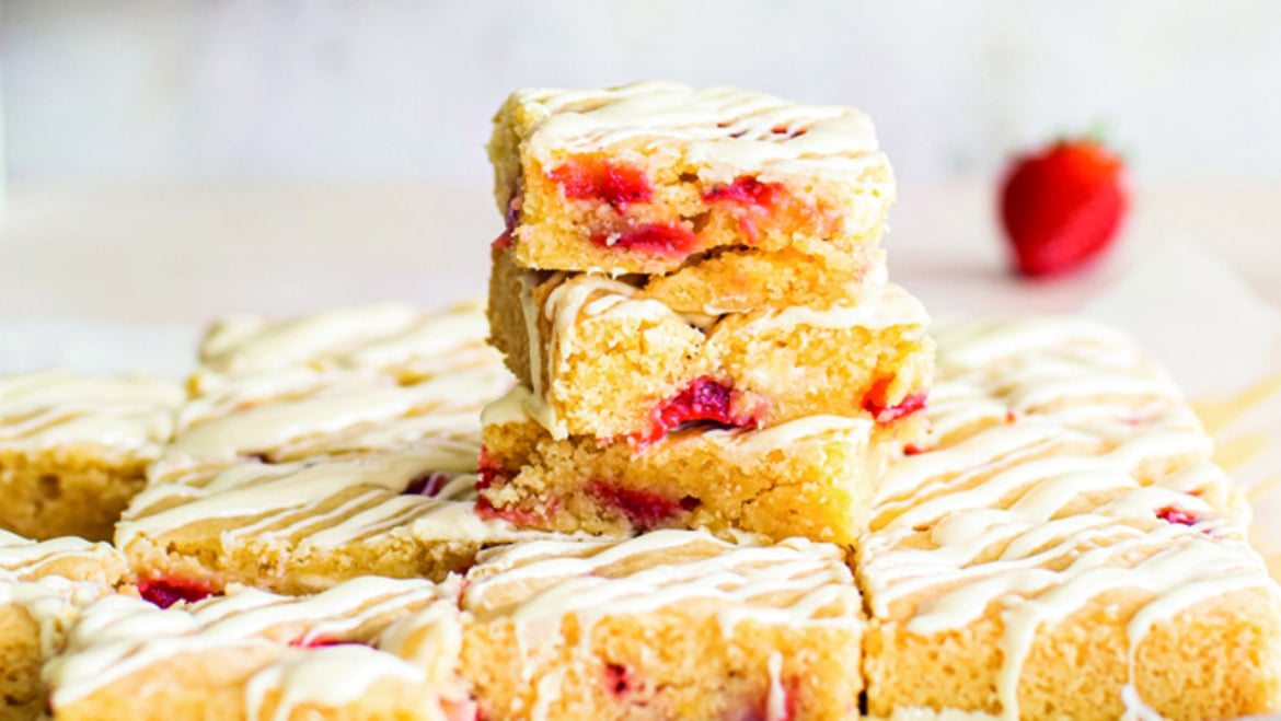 Blondies al cioccolato bianco e fragole Val Venosta