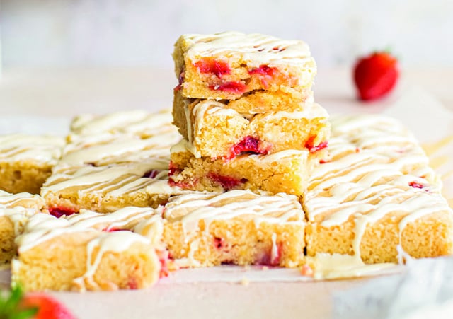 Blondies mit weißer Schokolade und Vinschger Berg-Erdbeeren
