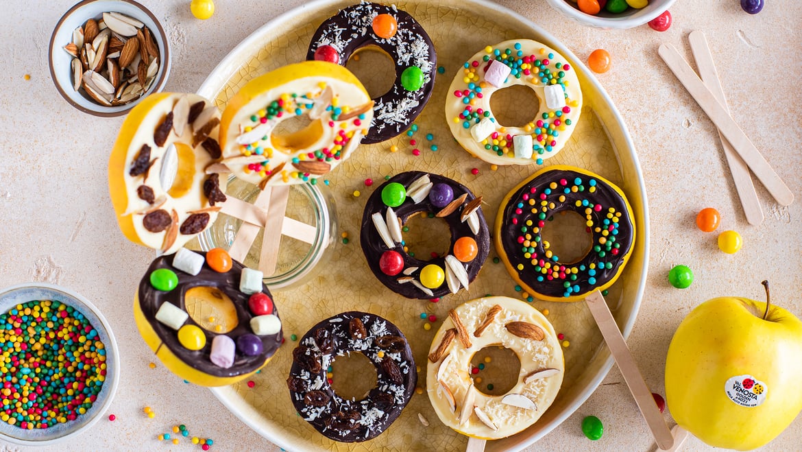 Donut di mela su stecco con mele Golden Delicious