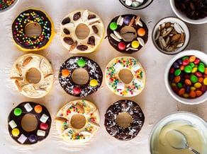 Donut di mela su stecco con mele Golden Delicious