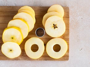 Donut di mela su stecco con mele Golden Delicious