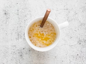 Tarta de manzana Pinova en taza, horneada en el microondas
