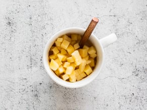Tarta de manzana Pinova en taza, horneada en el microondas