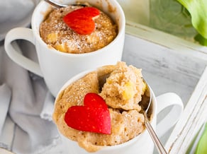 Tarta de manzana Pinova en taza, horneada en el microondas