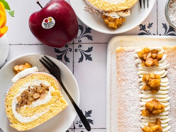 Biskuitrolle gefüllt mit Red Delicious-Gewürzäpfeln