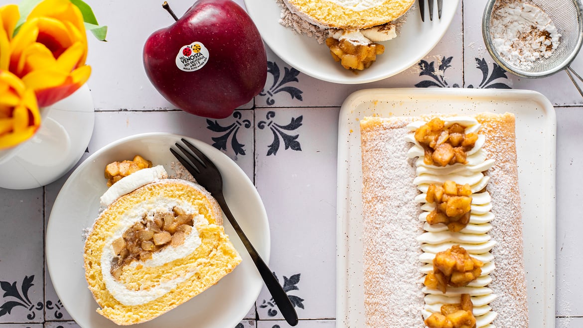 Sponge roll filled with spiced Red Delicious apples