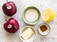 Biskuitrolle gefüllt mit Red Delicious-Gewürzäpfeln