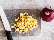 Biskuitrolle gefüllt mit Red Delicious-Gewürzäpfeln