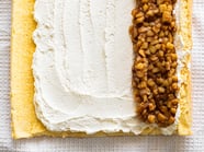 Sponge roll filled with spiced Red Delicious apples