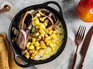 Salteado de achicoria roja y manzanas Pinova Bio sobre fondue de queso