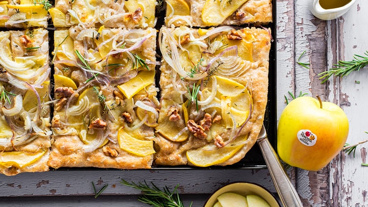 Focaccia mit Golden Delicious-Äpfeln aus dem Vinschgau und Zwiebeln