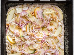 Focaccia con mele Golden Delicious Val Venosta e cipolle