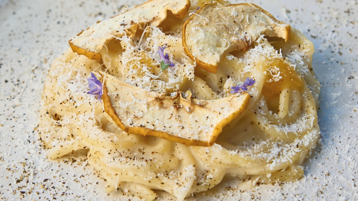 Cacio e Pepe con chips di Mela Val Venosta
