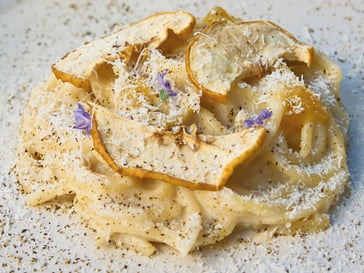 Cacio e Pepe con chips di Mela Val Venosta