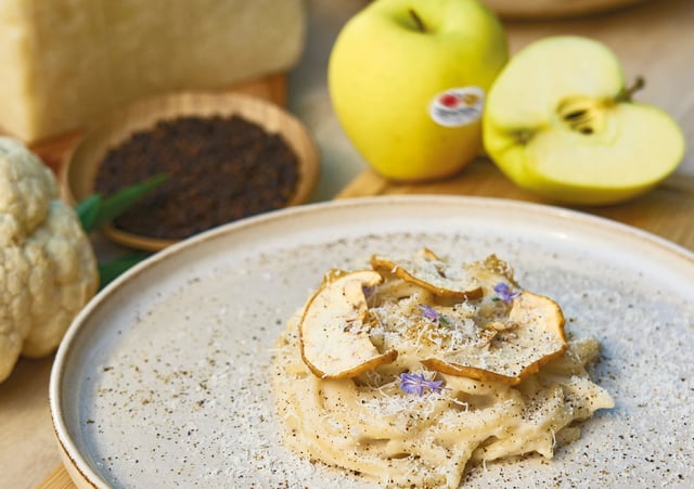 Cacio e Pepe con chips di Mela Val Venosta