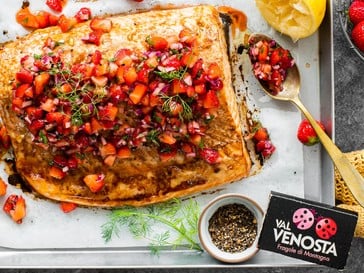 Salmone al forno con fragole all'aneto
