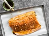 Salmone al forno con fragole all'aneto