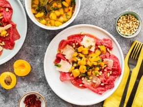 Carpaccio di manzo con albicocche della Val Venosta marinate