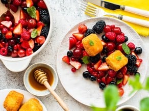 Beeren-Salat mit gebratenem Feta