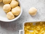 Apfel-Buchteln mit Vanillesauce